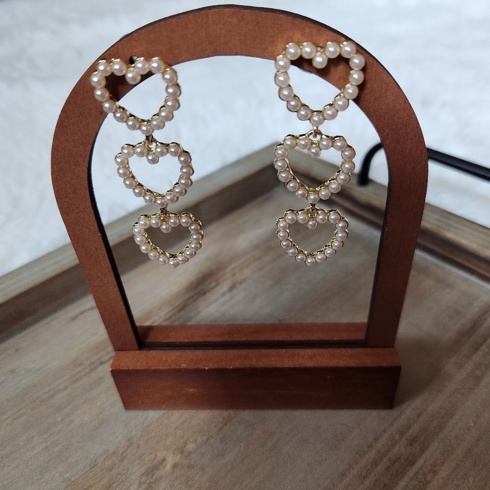 Elegant Pearl Heart Earrings - Picture 3 of 6